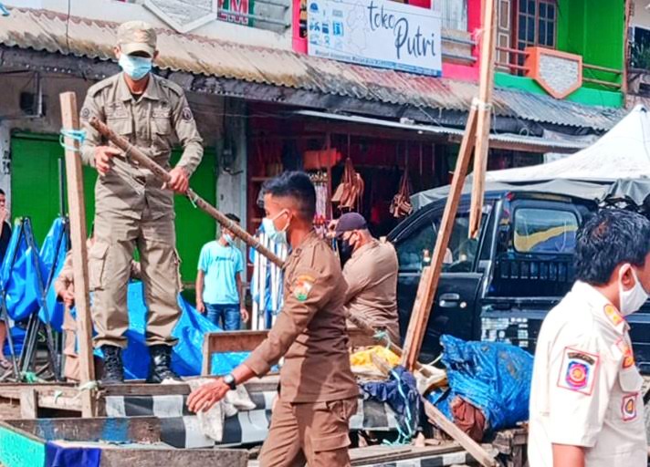satpol-pp-toraja-utara-bongkar-lapak-pkl-di-pasar-bolu-toraja-utara-rabu-2712021.jpg
