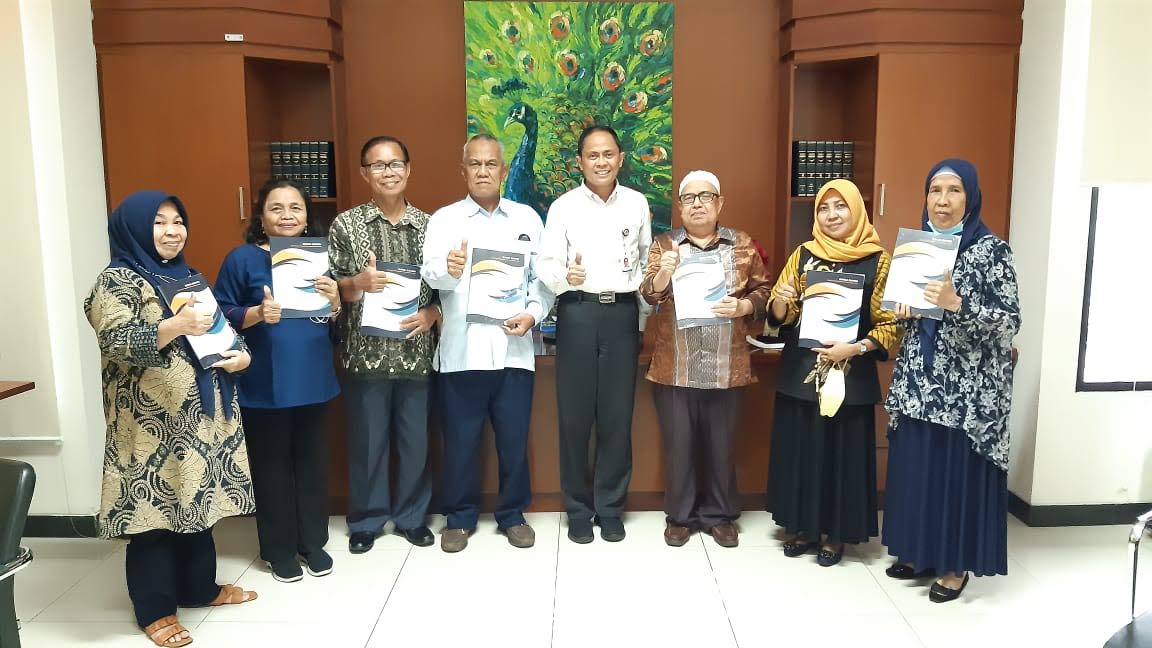 sebanyak-tujuh-dosen-universitas-terbuka-ut-makassar-berkolaborasi-menulis-buku-bunga-rampai.jpg