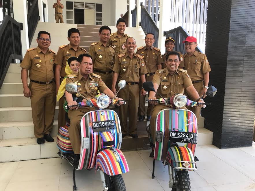 sebuah-foto-bupati-wajo-andi-burhanuddin-unru-dan-wakilnya-andi-syahrir-kube-menaiki-vespa_20180227_120636.jpg