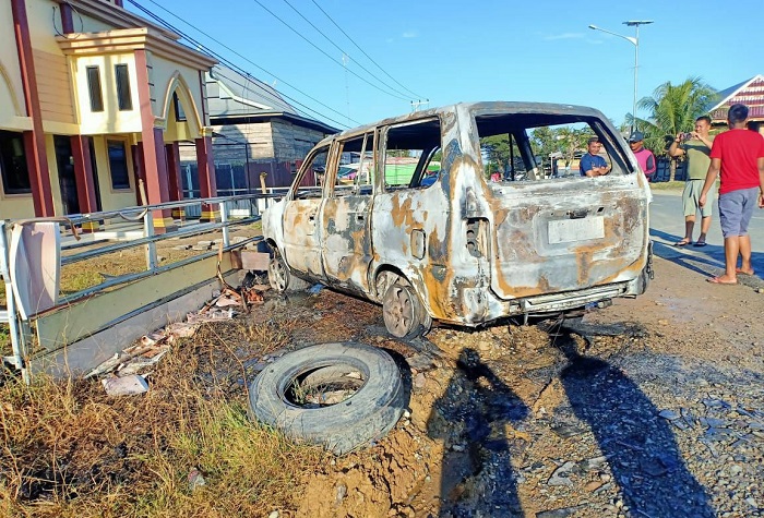 sebuah-mobil-terbakar-di-desa-ugi-kecamatan-majauleng-kamis-1382020.jpg
