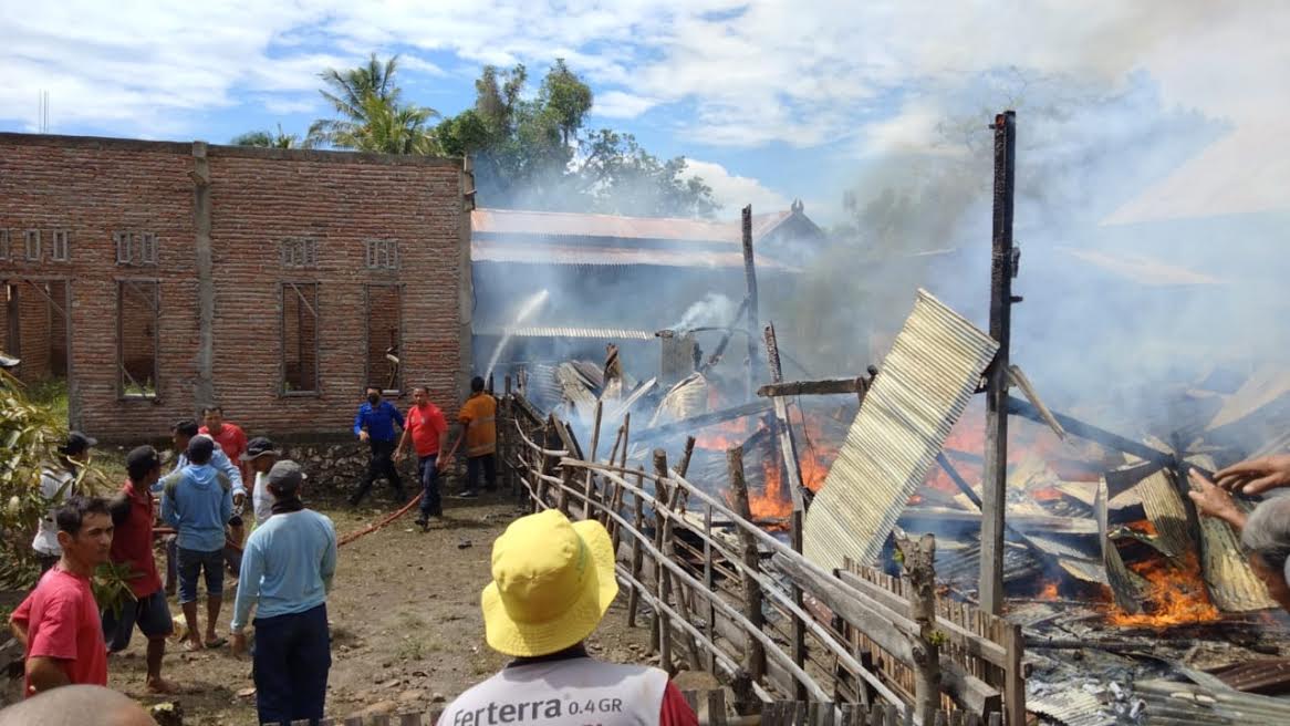 sebuah-rumah-panggung-di-desa-bontomasila-kecamatan-gantarang-ludes-terbakar-senin-832021.jpg
