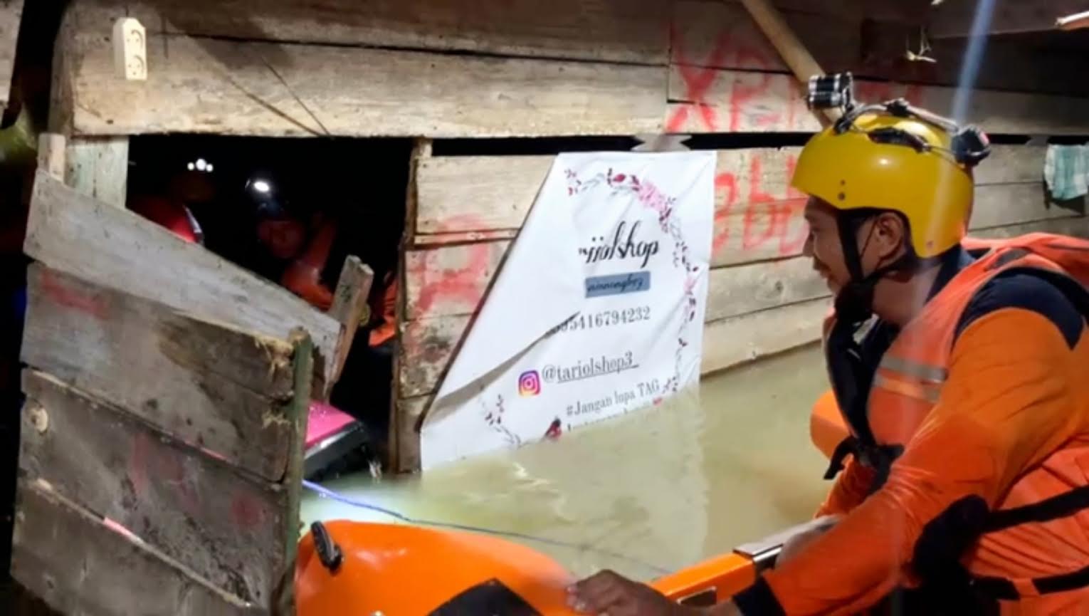 sebuah-rumah-panggung-roboh-di-jl-andi-ninnong-sengkang-kabupaten-wajo.jpg