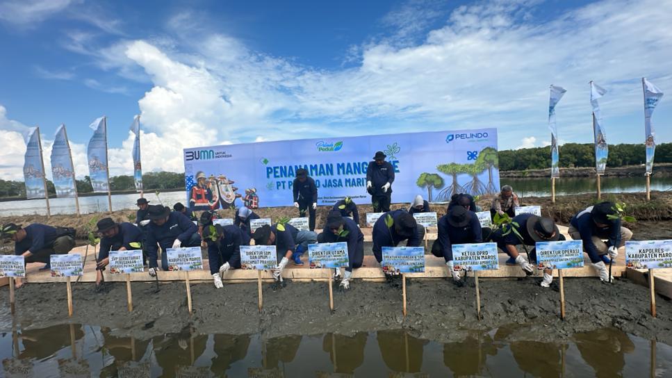 secara-simbolis-menanam-mangrove-di-lahan-seluas-3-HA.jpg