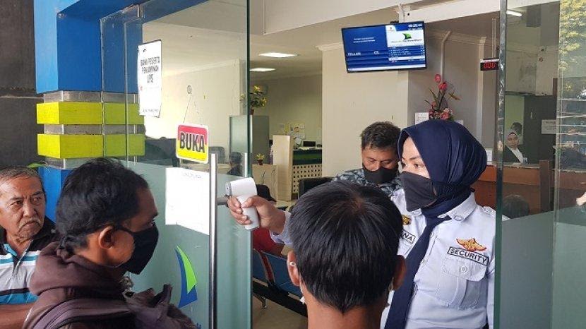security-bank-sulselbar-cabang-mamuju-memeriksa-suhu-tubuh-nasabah-742020.jpg