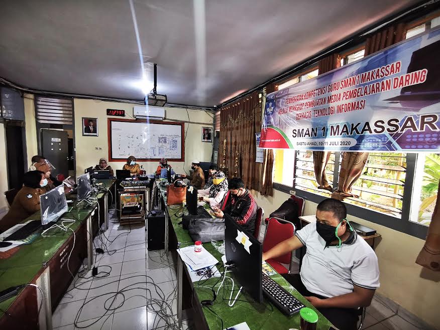 sejumlah-guru-memantau-para-siswa-yang-mengikuti-mpls-secara-daring-1.jpg