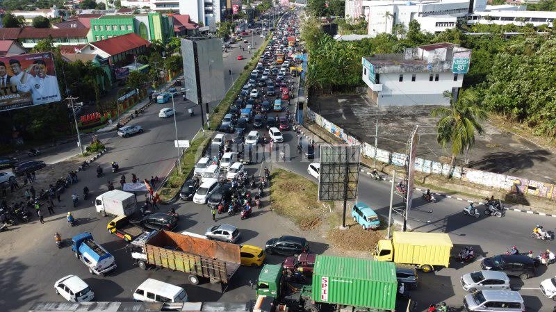 Foto Drone: Macet di Pertigaan Jl AP Pettarani - Sultan Alauddin Makassar - sejumlah-kendaraan-terjebak-macet-di-ujung-pertigaan-jl-ap-pettarani-1.jpg