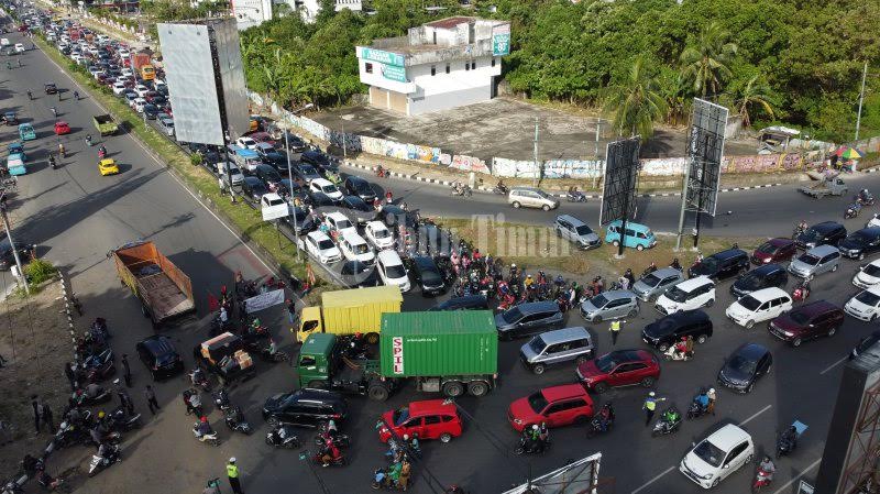 Foto Drone: Macet di Pertigaan Jl AP Pettarani - Sultan Alauddin Makassar - sejumlah-kendaraan-terjebak-macet-di-ujung-pertigaan-jl-ap-pettarani-2.jpg