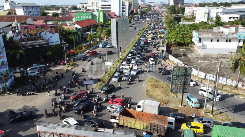 Foto Drone: Macet di Pertigaan Jl AP Pettarani - Sultan Alauddin Makassar - sejumlah-kendaraan-terjebak-macet-di-ujung-pertigaan-jl-ap-pettarani-3.jpg