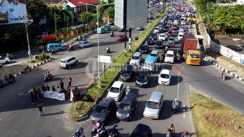 Foto Drone: Macet di Pertigaan Jl AP Pettarani - Sultan Alauddin Makassar - sejumlah-kendaraan-terjebak-macet-di-ujung-pertigaan-jl-ap-pettarani-4.jpg