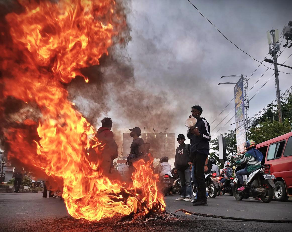 sejumlah-massa-dari-himpunan-mahasiswa-islam-membakar-ban-bekas-saat-berunjuk-rasa.jpg