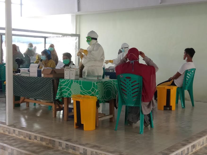sejumlah-nakes-dari-rsud-mamuju-melakukan-swab-test-di-labkesda-sulbar.jpg