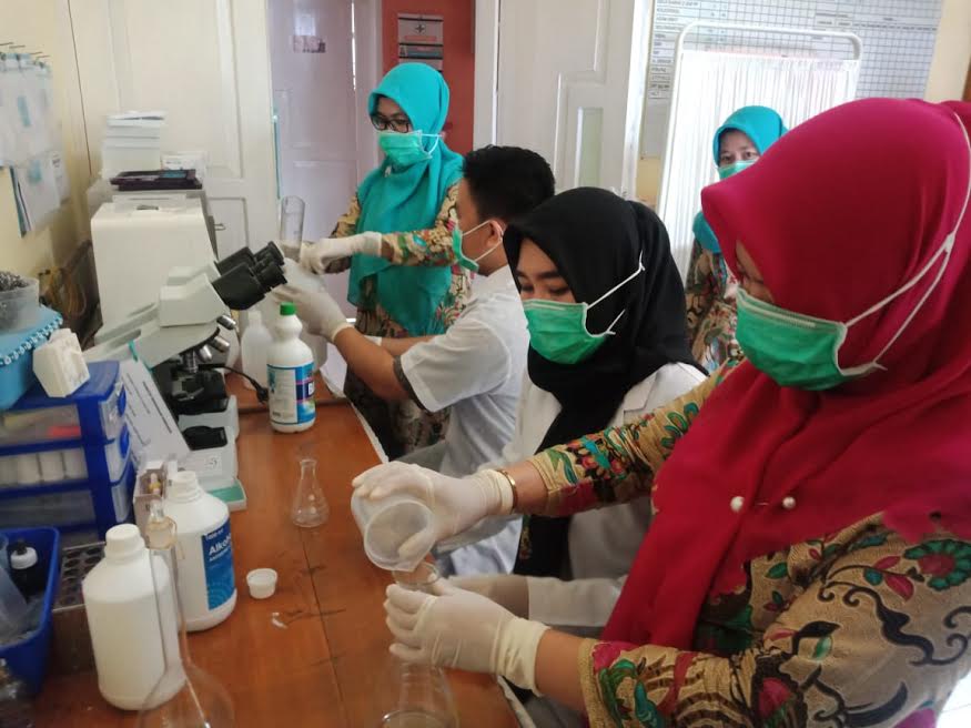 sejumlah-pegawai-dinas-kesehatan-luwu-timur-membuat-hand-sanitizer.jpg