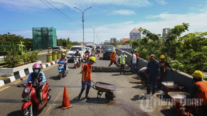 sejumlah-pekerja-memasang-cetakan-aspal-di-flyover-makassar-minggu-2362019-1.jpg