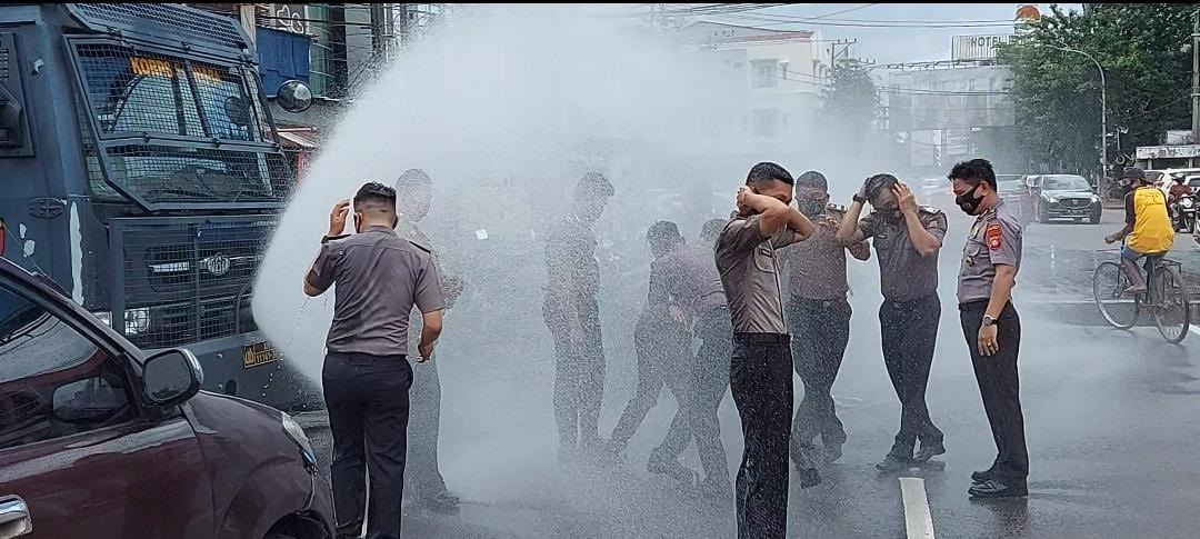 Naik Pangkat, Personel Sabhara Polres Pelabuhan Makassar Disemprot AWC