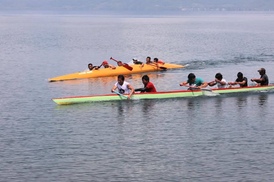sejumlah-peserta-mendayung-perahu-dalam-lomba-dayung-perahu.jpg