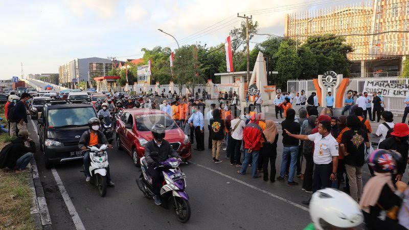 sejumlah-staf-kampus-unm-membubarkan-mahasiswanya-yang-berunjuk-rasa-1.jpg