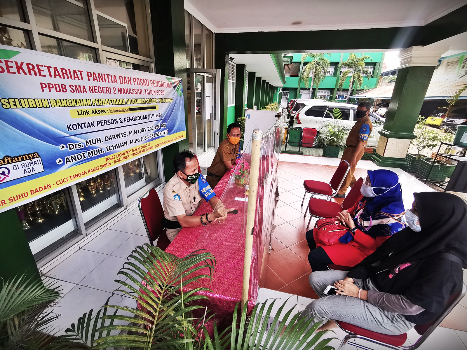sejumlah-staf-menjelaskan-alur-pendaftaran-ppdb-di-sma-2.jpg
