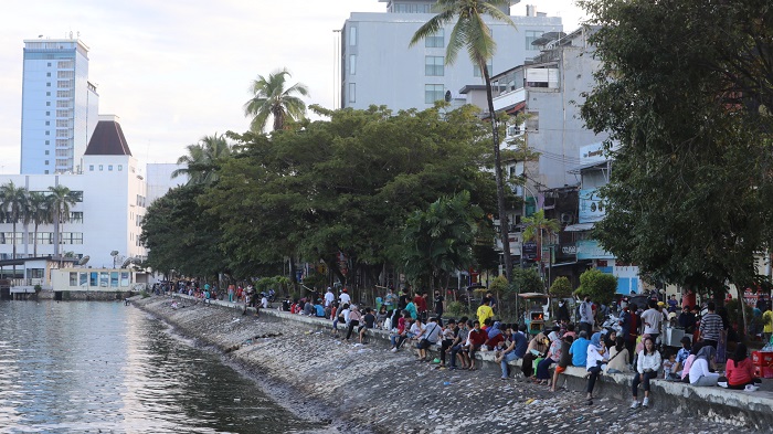 FOTO: Di Tengah Pandemi Corona, Tanggul Losari Kian Marak Dipadati Warga - sejumlah-warga-memadati-tanggul-yang-terletak-di-pinggir-pantai-losari-1.jpg
