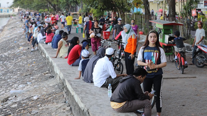 FOTO: Di Tengah Pandemi Corona, Tanggul Losari Kian Marak Dipadati Warga - sejumlah-warga-memadati-tanggul-yang-terletak-di-pinggir-pantai-losari-2.jpg