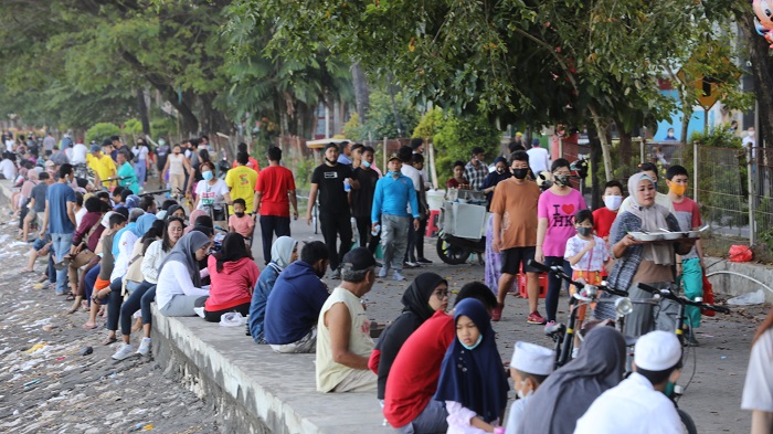 FOTO: Di Tengah Pandemi Corona, Tanggul Losari Kian Marak Dipadati Warga - sejumlah-warga-memadati-tanggul-yang-terletak-di-pinggir-pantai-losari-3.jpg