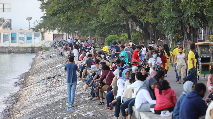 FOTO: Di Tengah Pandemi Corona, Tanggul Losari Kian Marak Dipadati Warga - sejumlah-warga-memadati-tanggul-yang-terletak-di-pinggir-pantai-losari-4.jpg