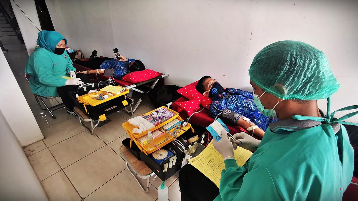 sejumlah-warga-mengikuti-donor-darah-massal-di-kantor-bnnp-sulsel-2662020.jpg