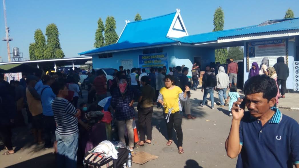 sejumlah-warga-sulsel-menumpuk-di-lanud-sultan-hasanuddin-makassar_20180930_195736.jpg