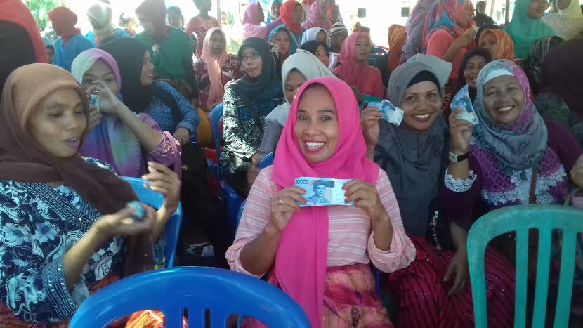 Menteri Marwan Bagi-Bagi Duit di Pulau Kulambing Pangkep - sekolah-perempuan_20160423_212215.jpg