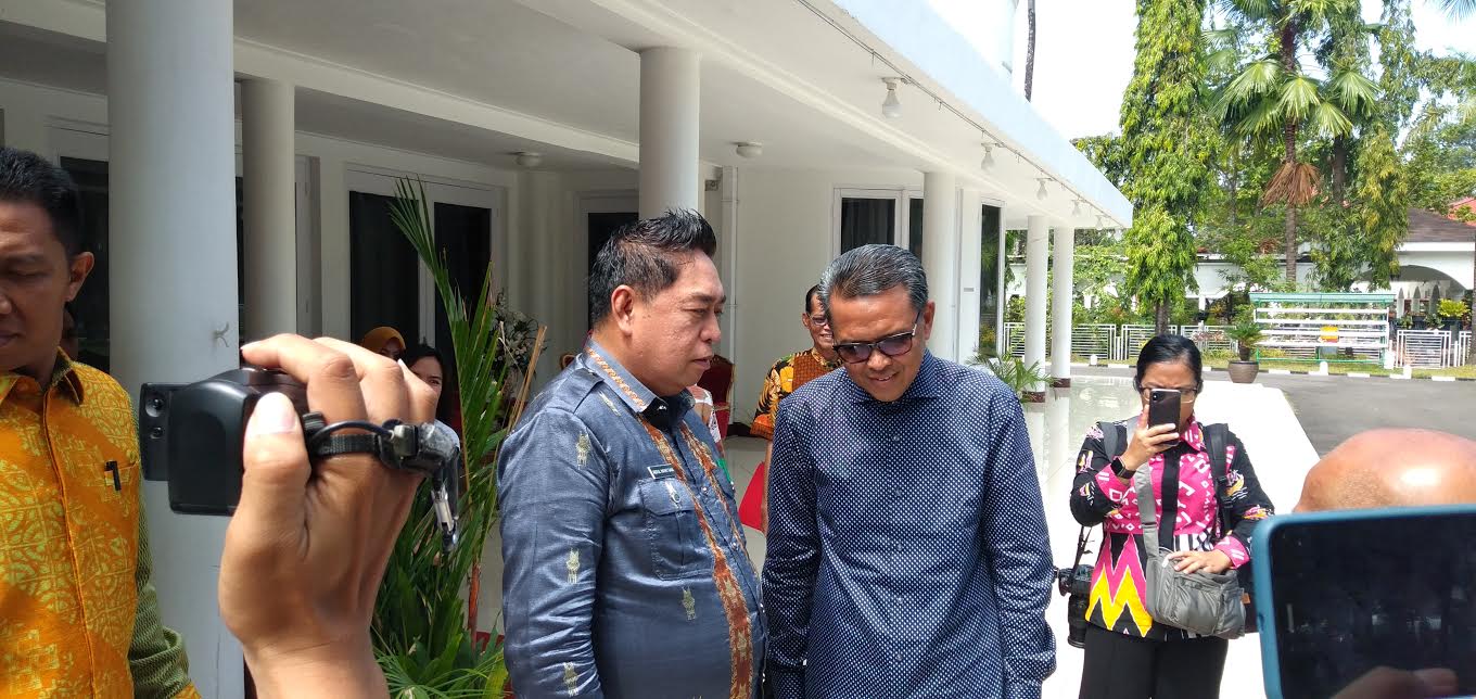 sekprov-sulsel-abdul-hayat-gani-kiri-dan-gubernur-sulsel-hm-nurdin-abdullah1.jpg