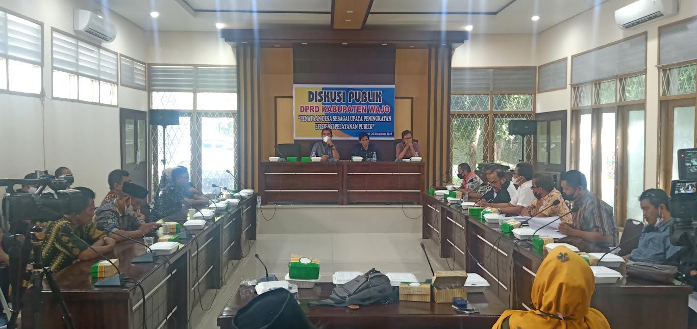 sekretariat-dprd-kabupaten-wajo-menggelar-diskusi-publik.jpg