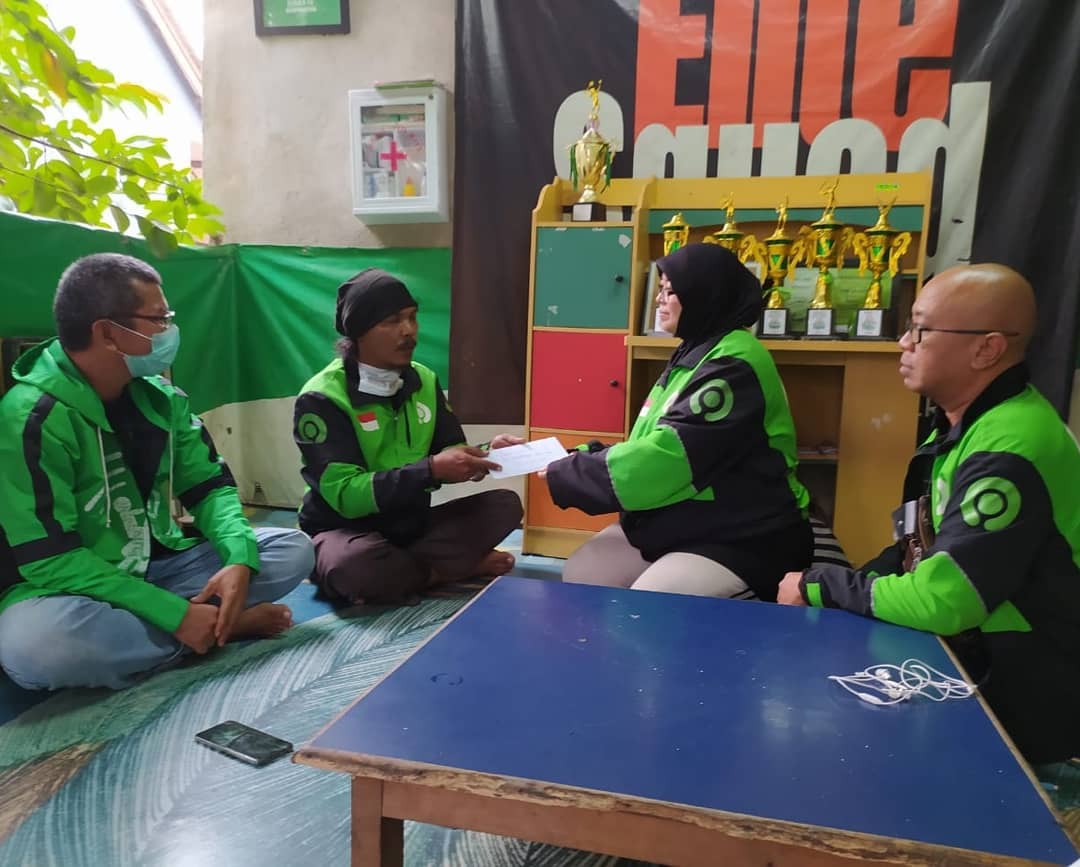semangat-berbagi-para-mitra-ojek-online-yang-tergabung-dalam-komunitas-elite-squad-tidak-padam.jpg