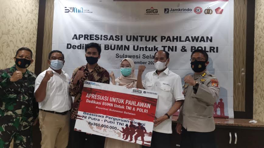 semen-tonasa-serahkan-beasiswa-bumn-putra-putri-tni-polri-berprestasi.jpg