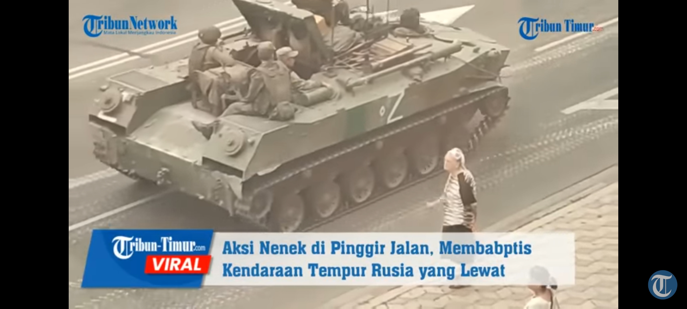 seorang-nenek-berdiri-di-pinggir-jalan-membaptis-tiap-mobil-tank-rusia-yang-melintas.jpg