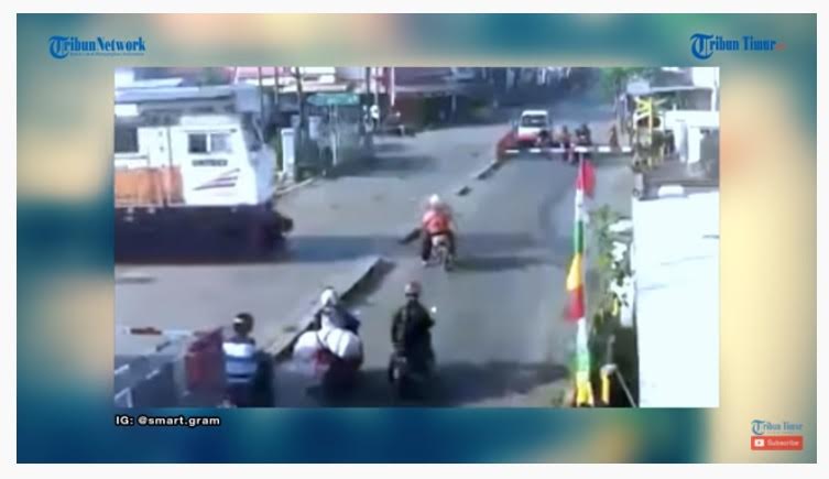 seorang-pengendara-motor-tewas-setelah-nekat-menerobos-pintu-perlintasan-kereta-api.jpg