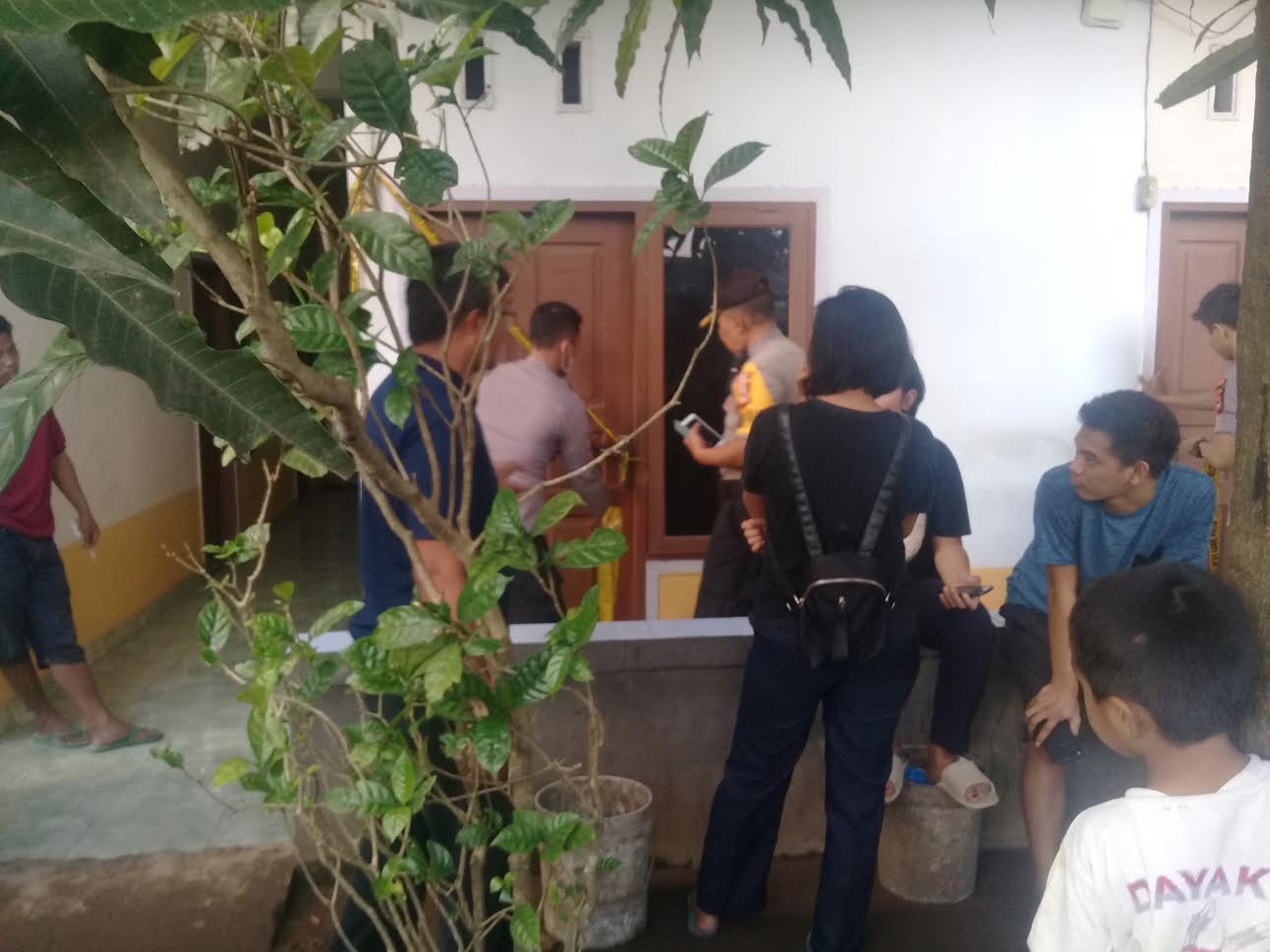 seorang-pria-ditemukan-tewas-di-kamar-kosnya-di-pondok-bude-rw-2-kelurahan-barombong.jpg