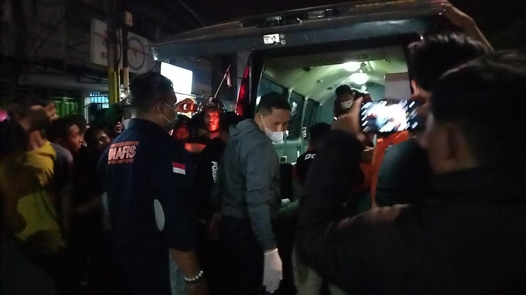seorang-pria-tergeletak-di-badan-jl-veteran-selatan-kecamatan-makassar-kota-makassar.jpg