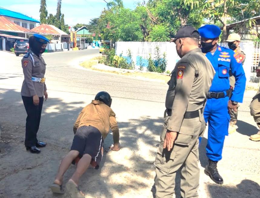 seorang-warga-disuruh-push-up-oleh-petugas-kepolisian-di-majene-karena-tidak-memakai-masker.jpg