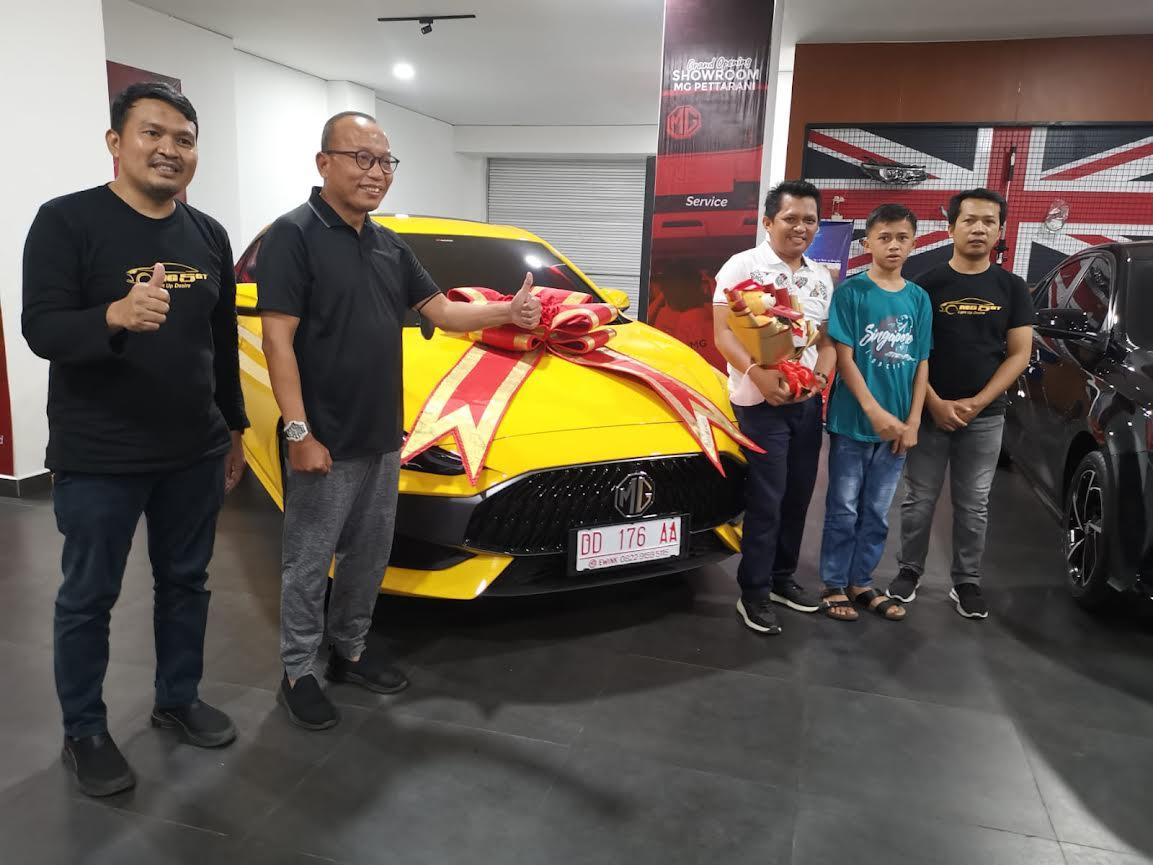 serah-terima-kunci-mobil-Morris-Garage-di-Showroom-MG-Pettarani.jpg