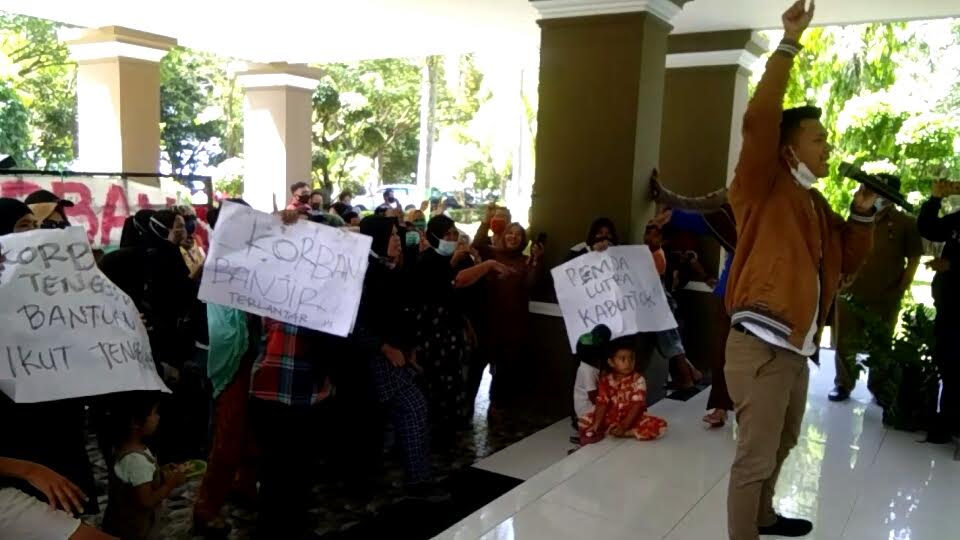 seratusan-orang-melakukan-demo-di-kantor-bupati-luwu-utara.jpg