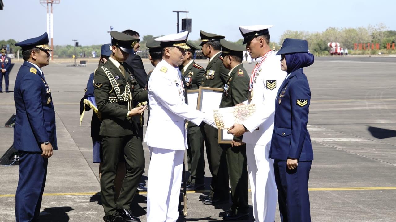 serka-pom-wily-martinus-bintara-pom-denma-lantamal-vi-meraih-penghargaan.jpg