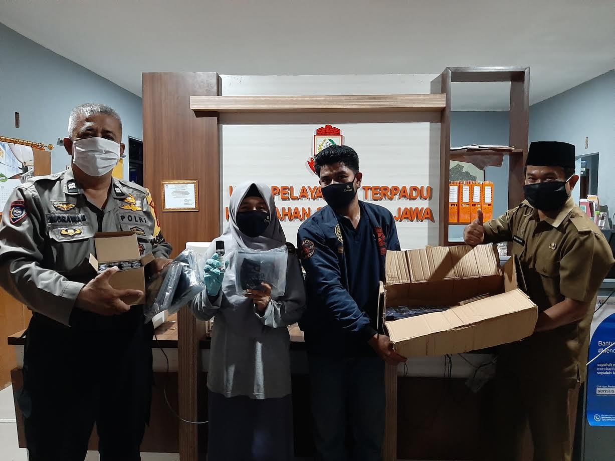 Executif Parfume Bagikan 120 Botol Hand Sanitizer di Kelurahan Sambung Jawa