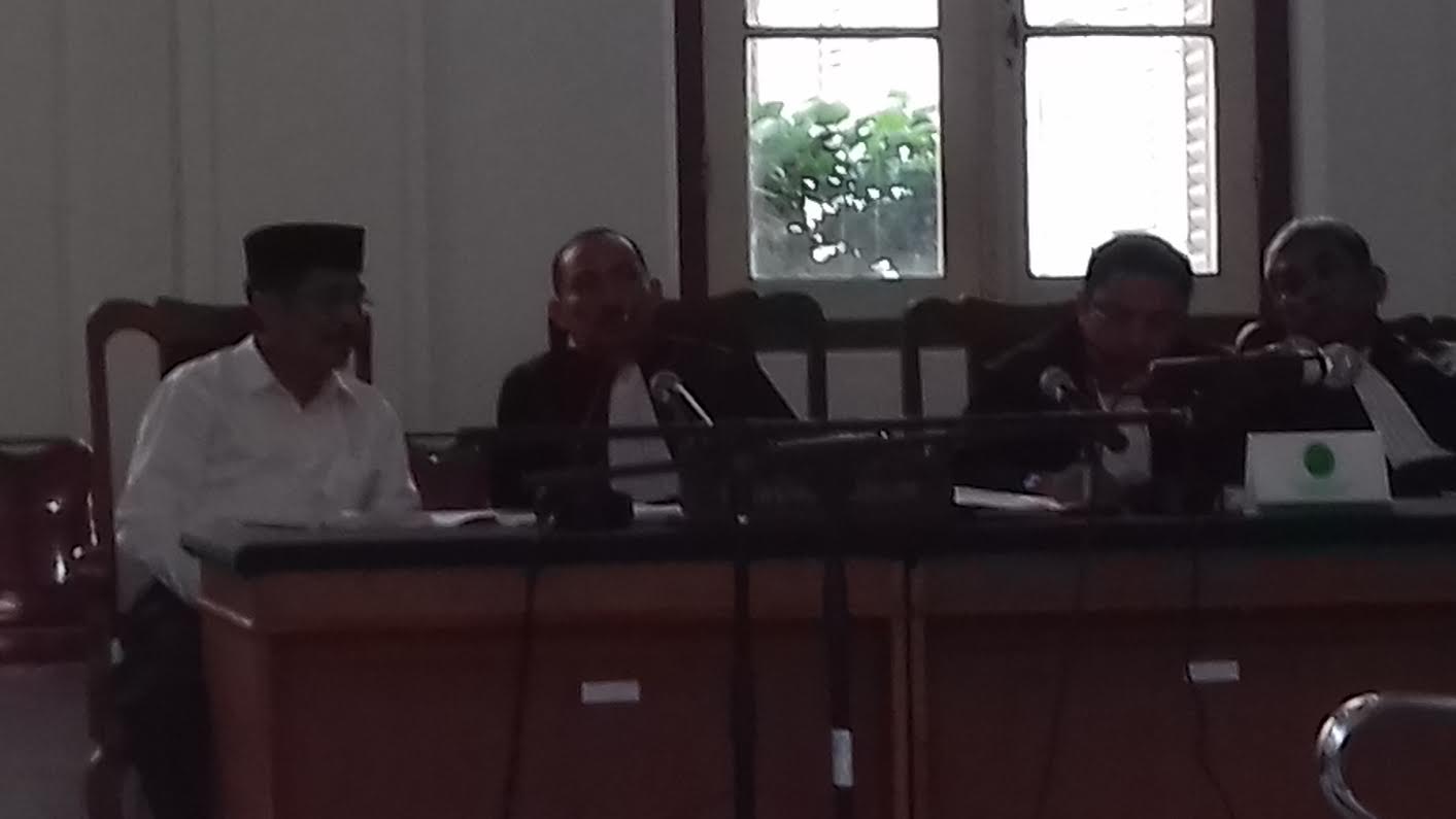 Hakim Belum Hadir, Bupati Barru Menunggu di Ruang Sidang