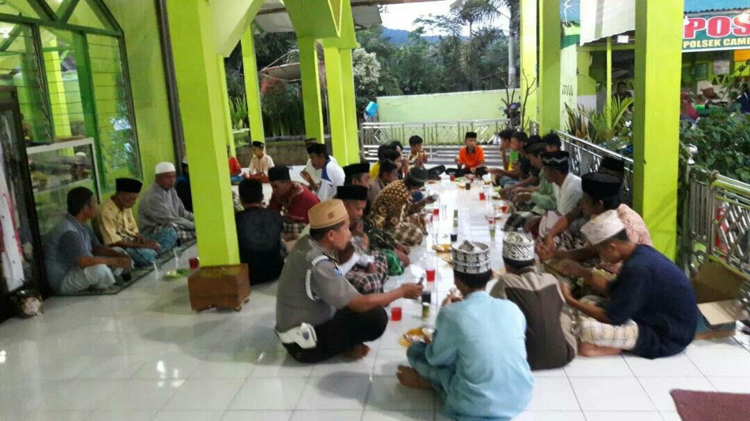 Polsek Camba Silaturahmi dengan Warga dan Santuni Anak Panti Asuhan