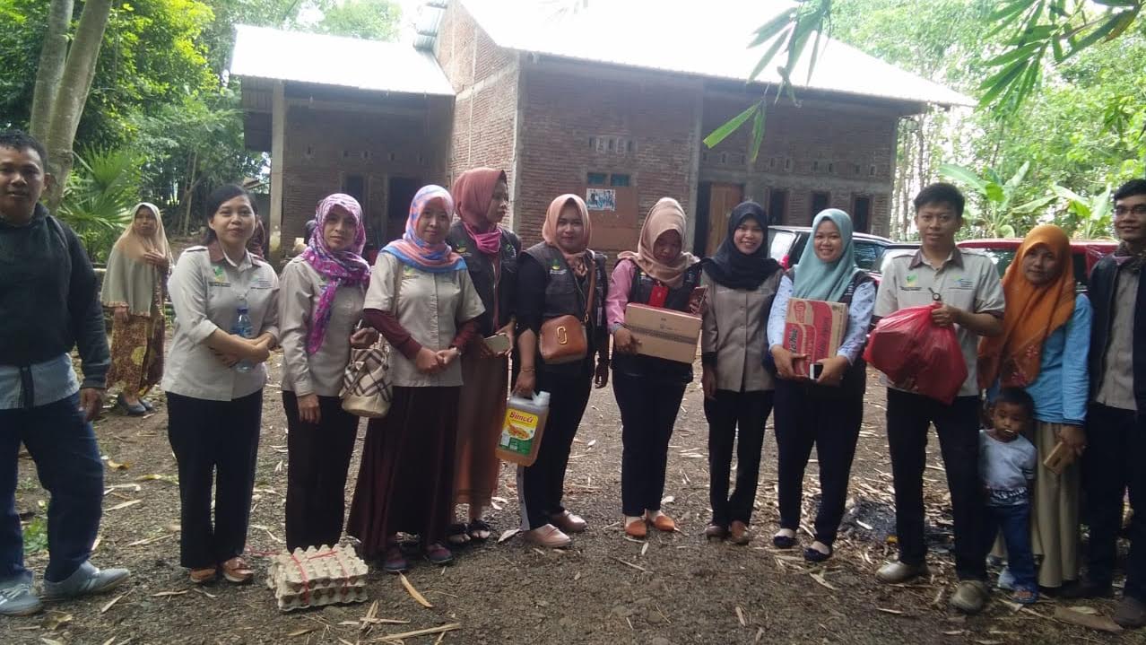 Fasilitator PKH Mandai Patungan Beri Bantuan ke Kakek Miskin Tenrigangkae