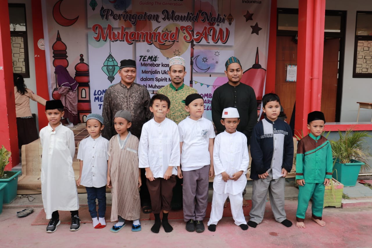 siswa-dan-guru-sd-telkom-dalam-acara-peringatan-maulid-nabi-muhammad-saw-di-sd-telkom-makasar.jpg