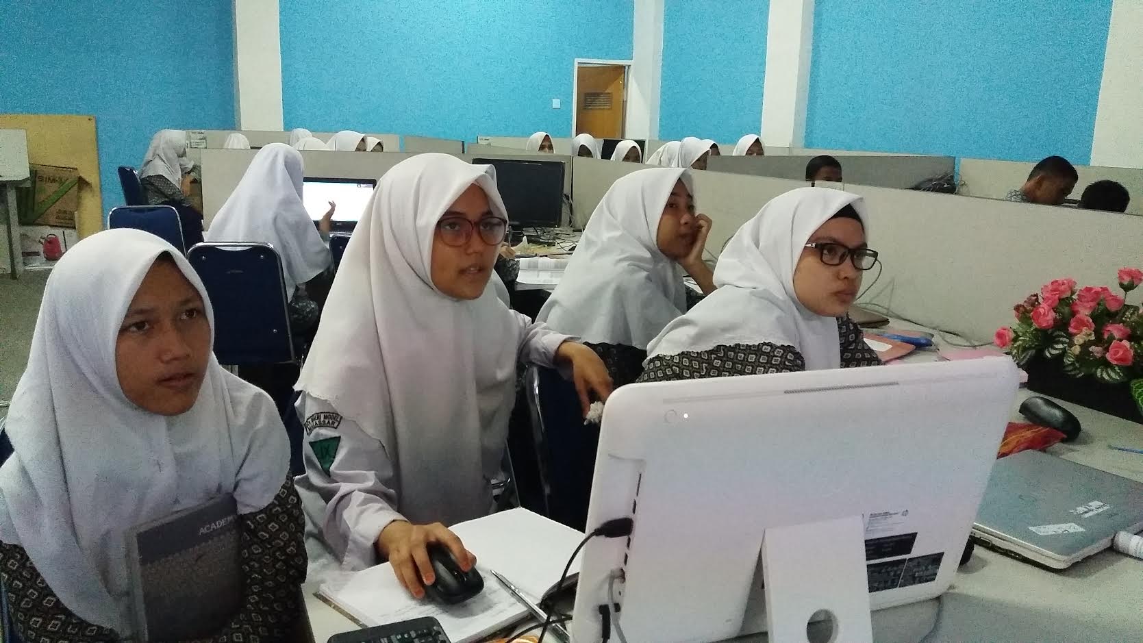 siswa-mtsn-1-makassar_20170322_160144.jpg