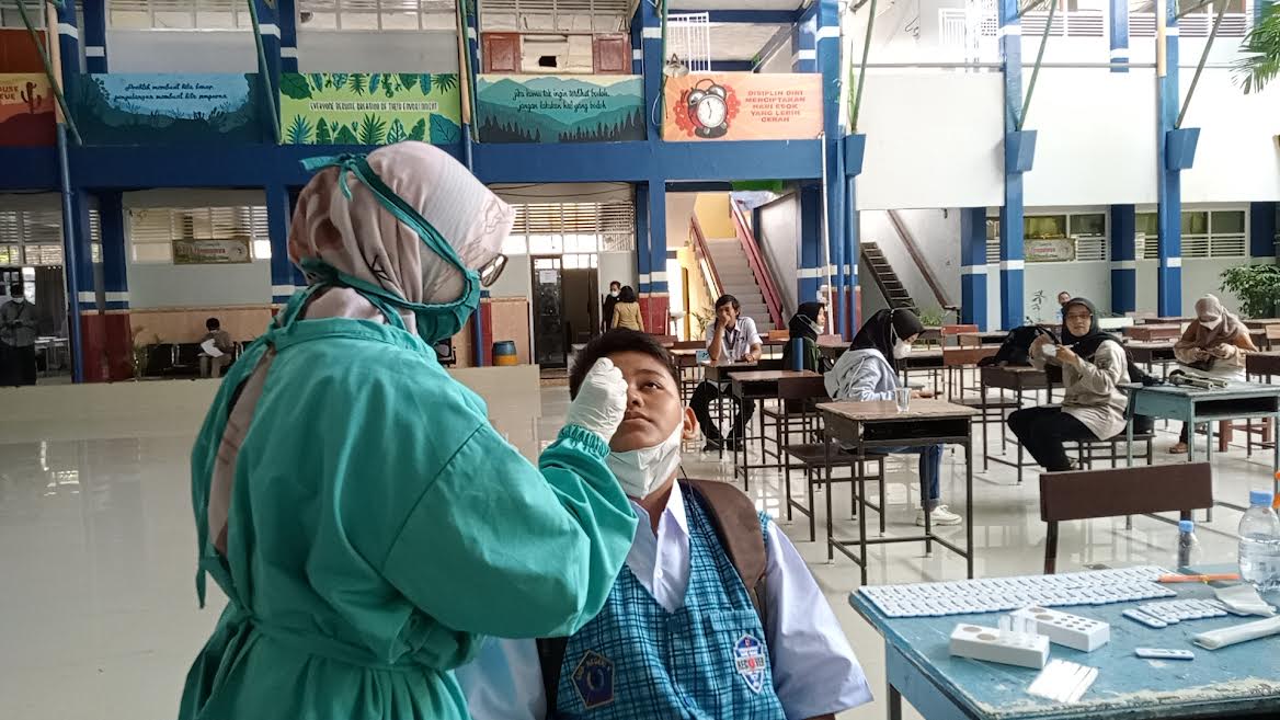 siswa-smpn-6-makassar-ikuti-swab-tes-antigen-sebelum-ptm.jpg