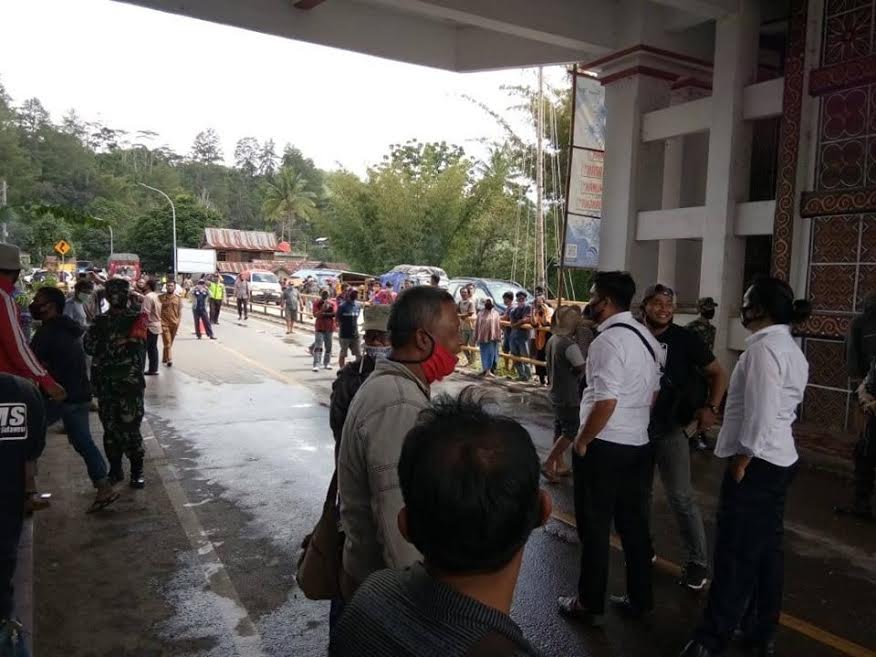 situasi-gerbang-perbatasan-kabupaten-enrekang-dan-tana-toraja-di-desa-pana-kematan-alla.jpg
