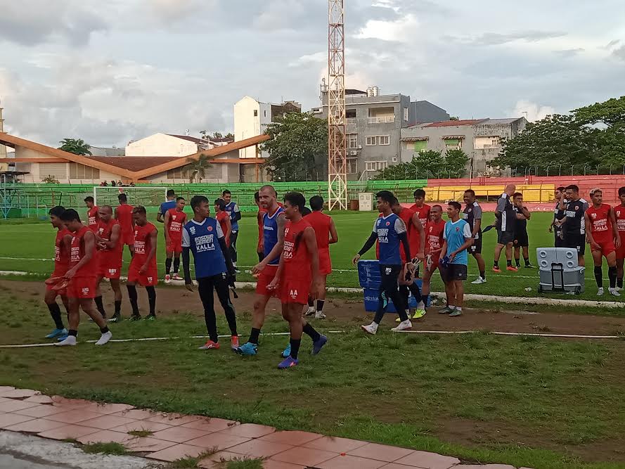 skuad-psm-makassar-musim-2020-saat-melakoni-latihan-di-stadion-mattoanging-1962020.jpg