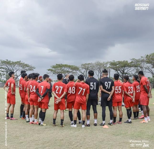 skuad-psm-makassar-saat-mendapat-arahan-dari-pelatih-psm-milomir-seslija.jpg